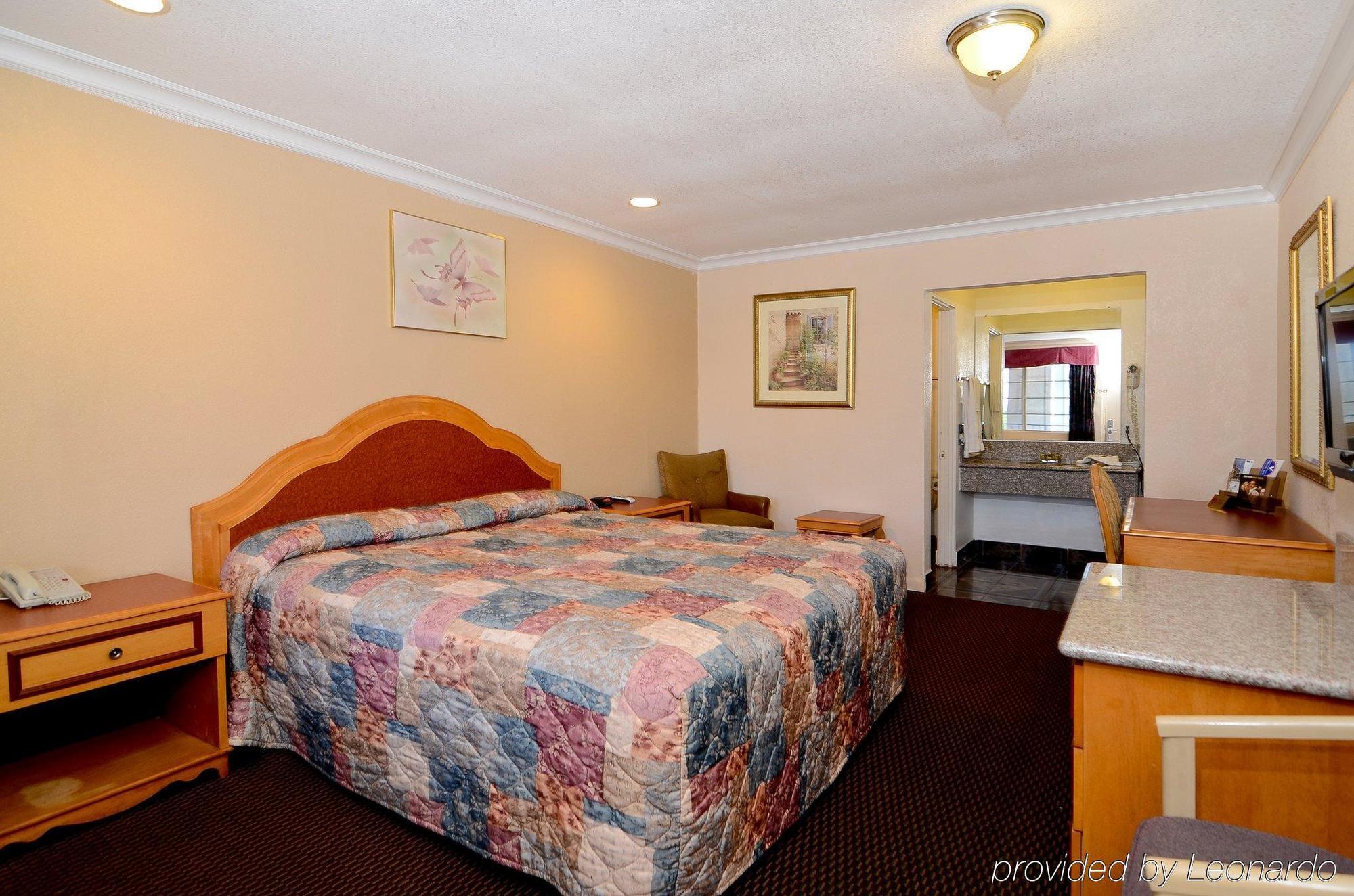 Americas Best Value Inn Corona Room photo