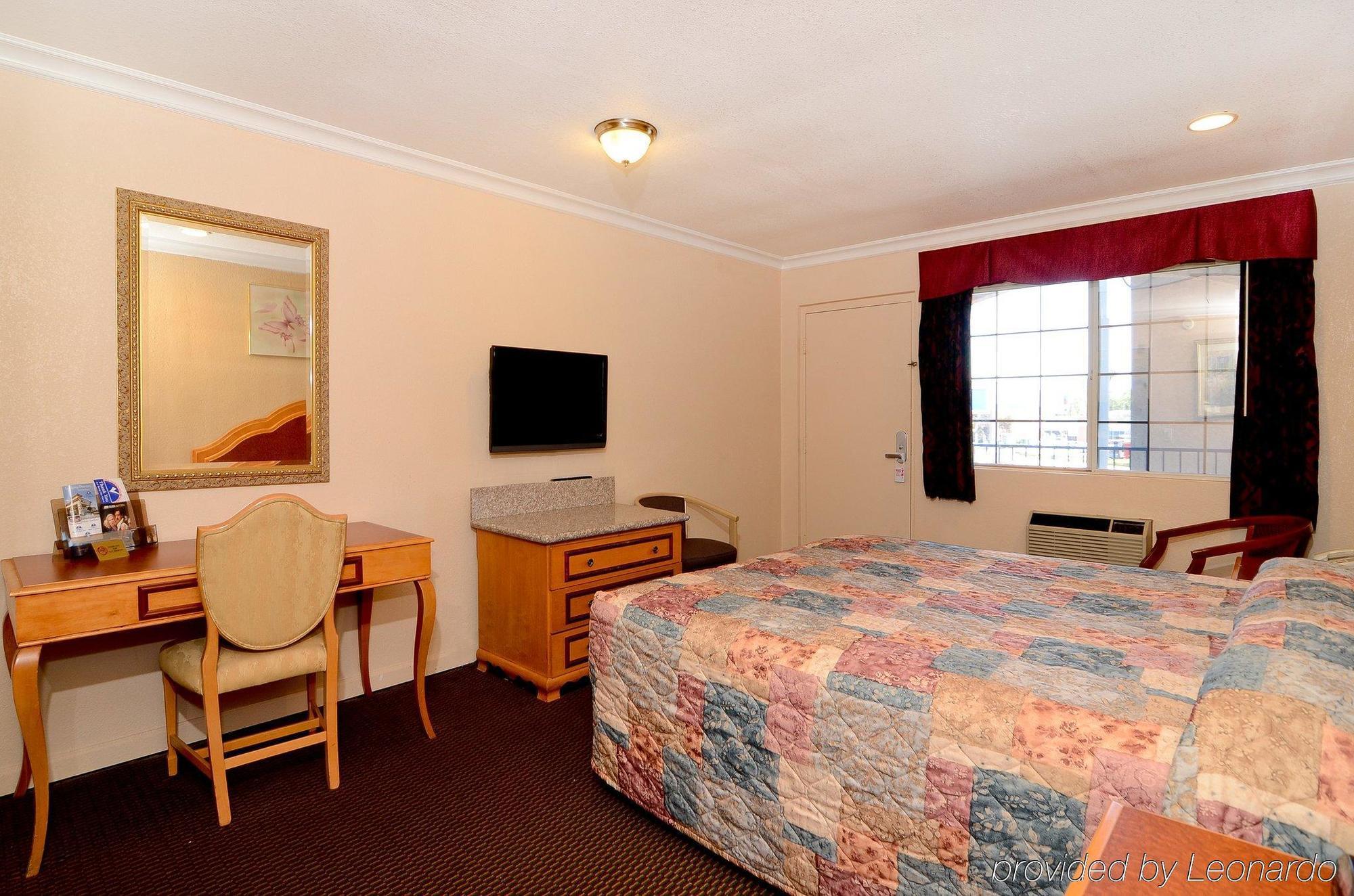 Americas Best Value Inn Corona Room photo