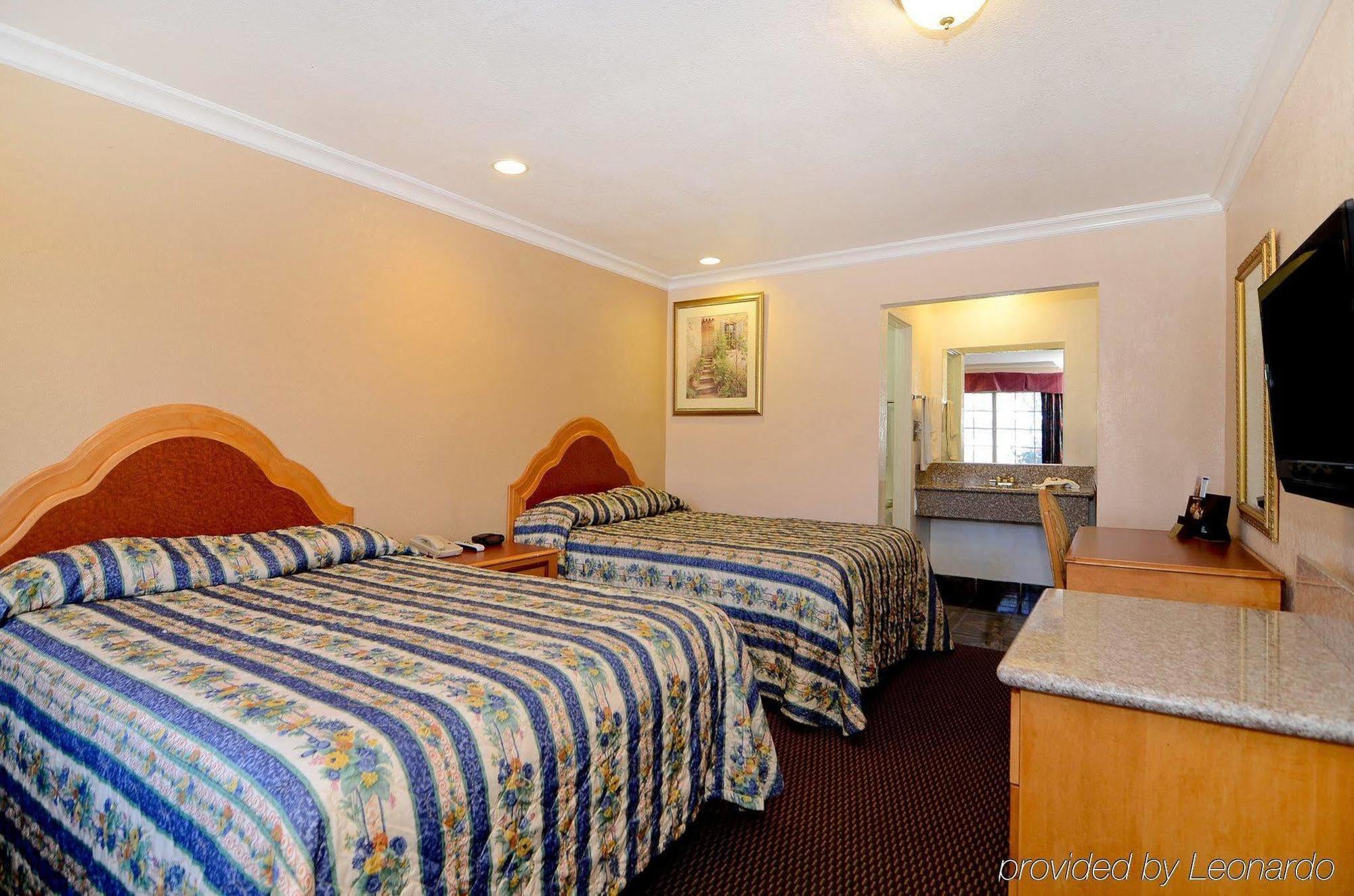 Americas Best Value Inn Corona Room photo