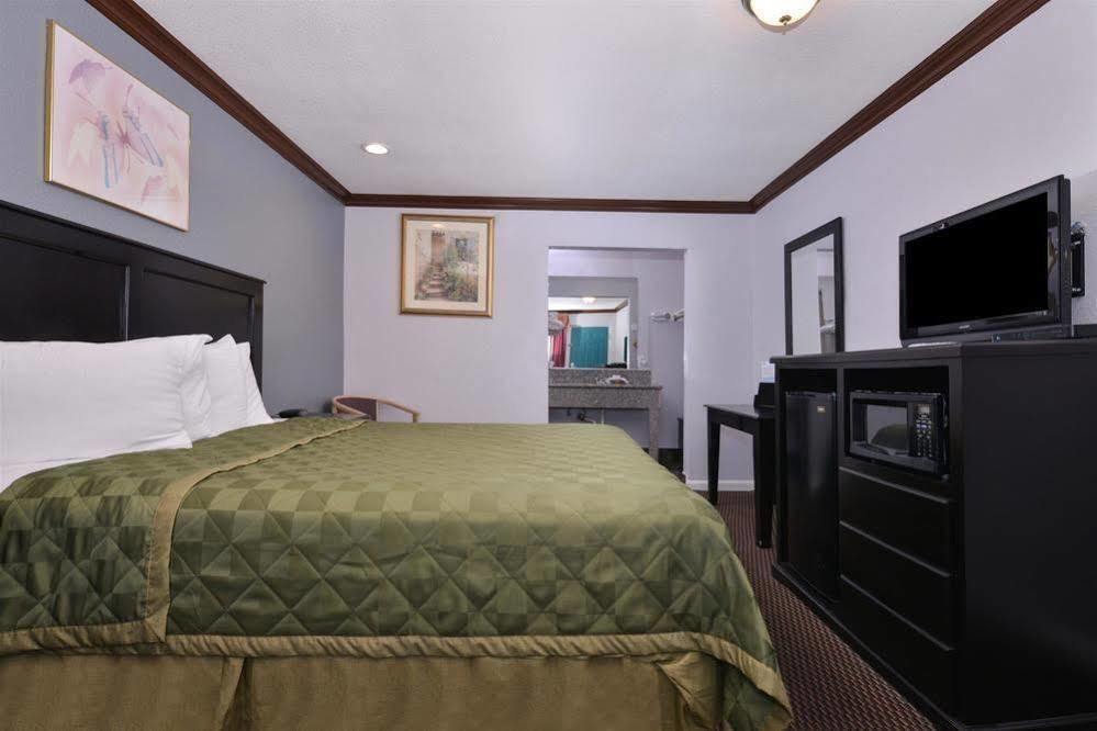 Americas Best Value Inn Corona Exterior photo